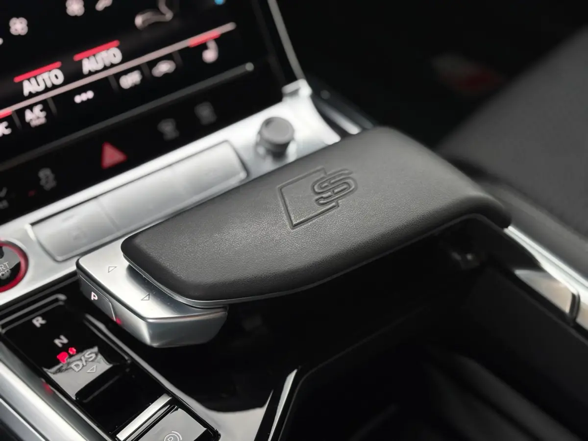 SQ8 S quattro 115 kWh(1e Eig, Dealer OnderH, B&O, Luchtvering, Camera, Carplay, StoelV, Automatisch Inparkeren,Etc)