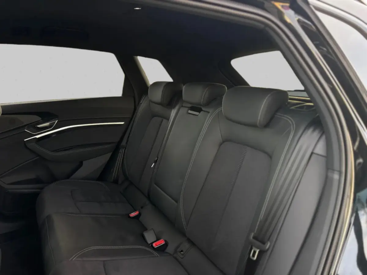 SQ8 S quattro 115 kWh(1e Eig, Dealer OnderH, B&O, Luchtvering, Camera, Carplay, StoelV, Automatisch Inparkeren,Etc)