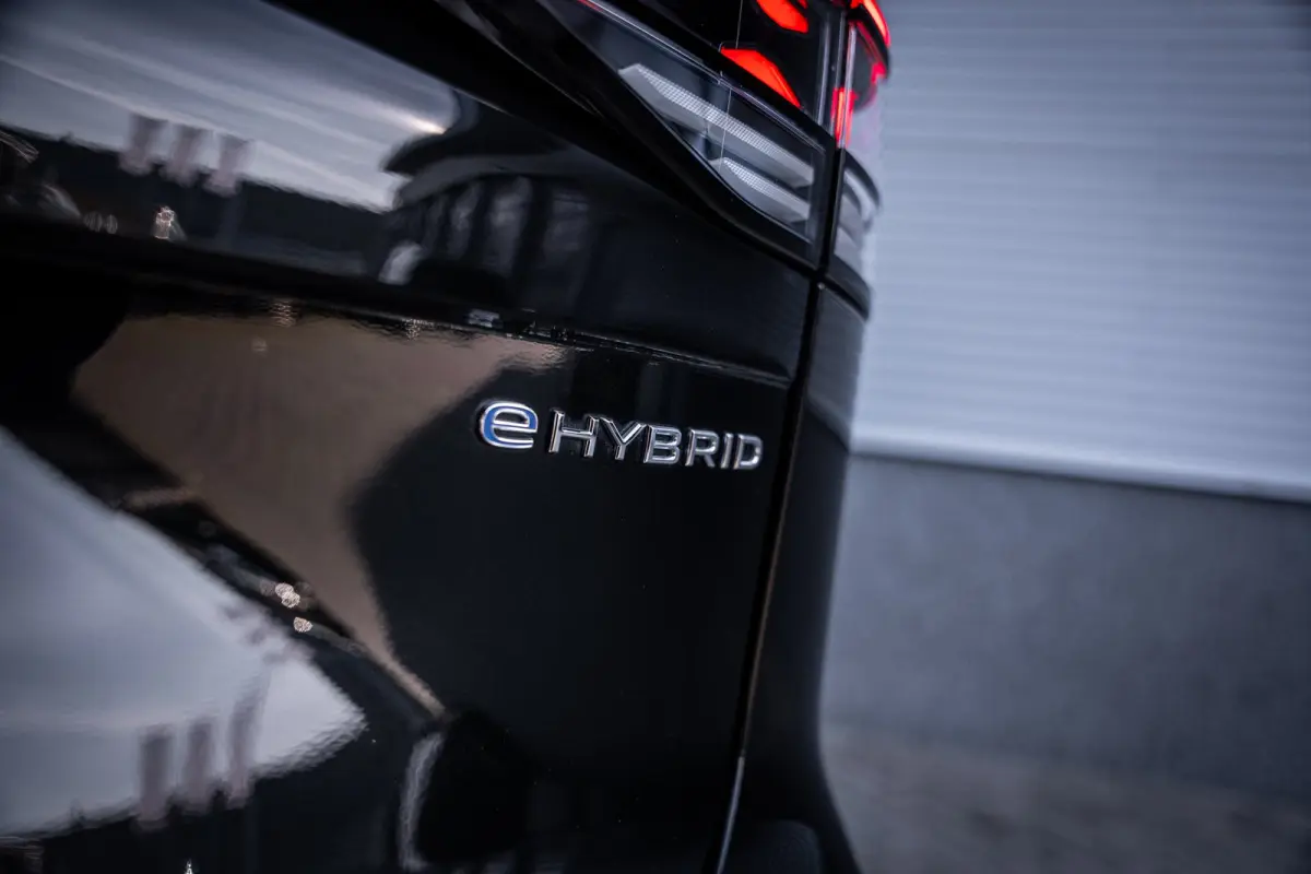 1.5 eHybrid R-Line Edition | Elektrisch bedienbare achterklep met sensorsturing | Elektrisch glazen panorama-dak | Head-up display