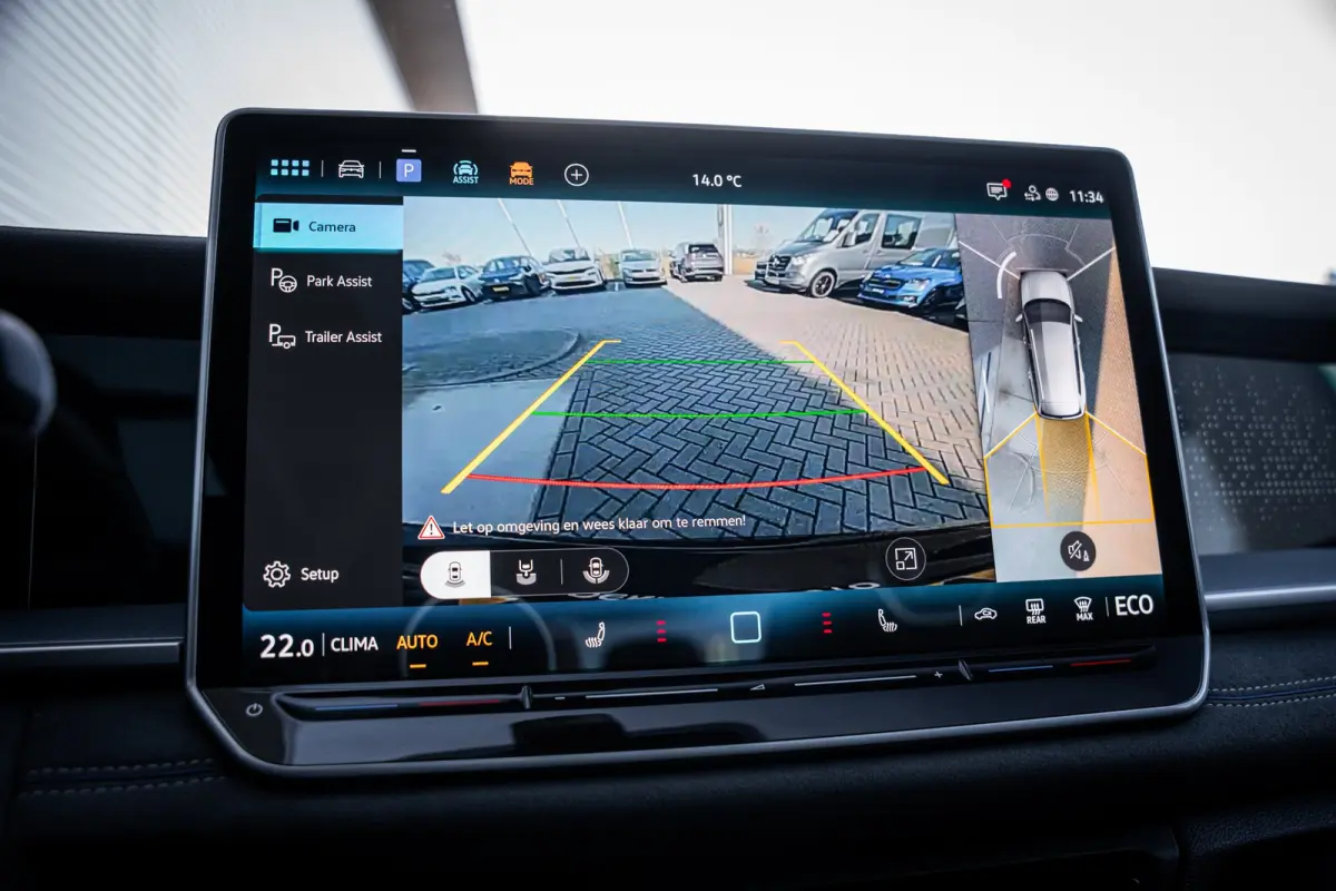 1.5 eHybrid R-Line Edition | Elektrisch bedienbare achterklep met sensorsturing | Elektrisch glazen panorama-dak | Head-up display