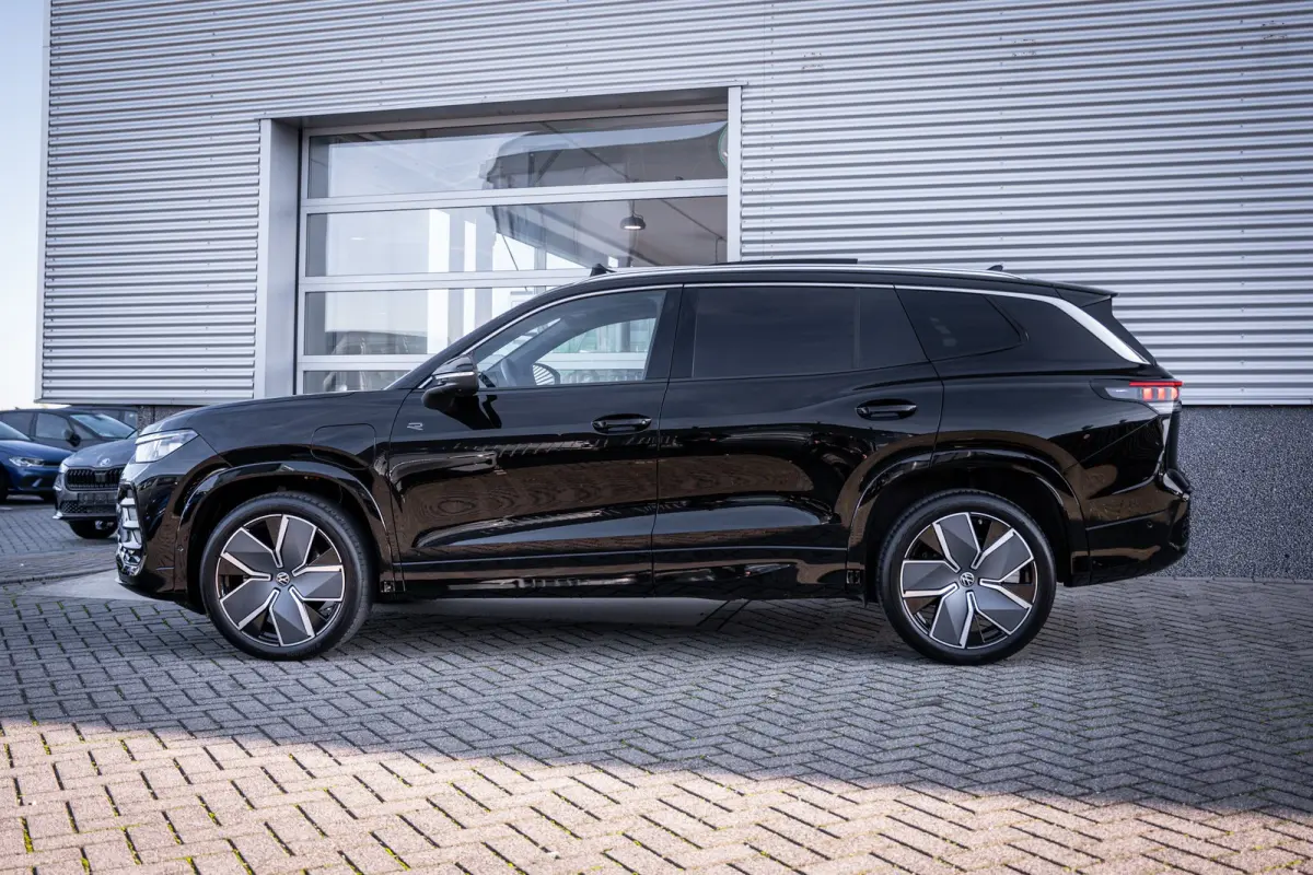 1.5 eHybrid R-Line Edition | Elektrisch bedienbare achterklep met sensorsturing | Elektrisch glazen panorama-dak | Head-up display