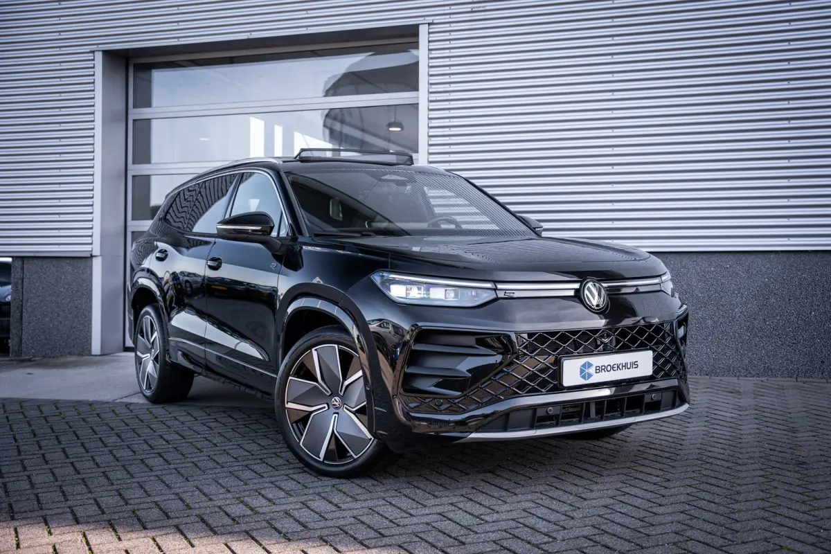 1.5 eHybrid R-Line Edition | Elektrisch bedienbare achterklep met sensorsturing | Elektrisch glazen panorama-dak | Head-up display