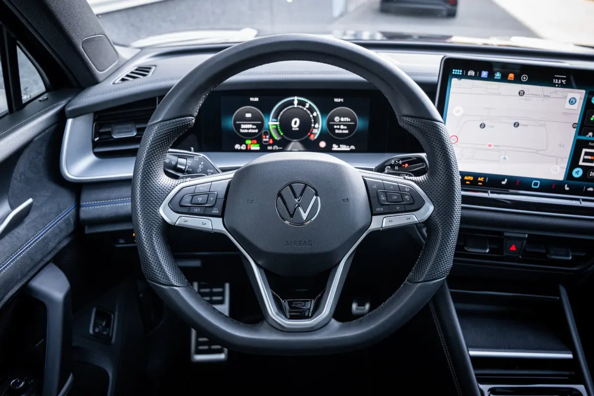 1.5 eHybrid R-Line Edition | Elektrisch bedienbare achterklep met sensorsturing | Elektrisch glazen panorama-dak | Head-up display