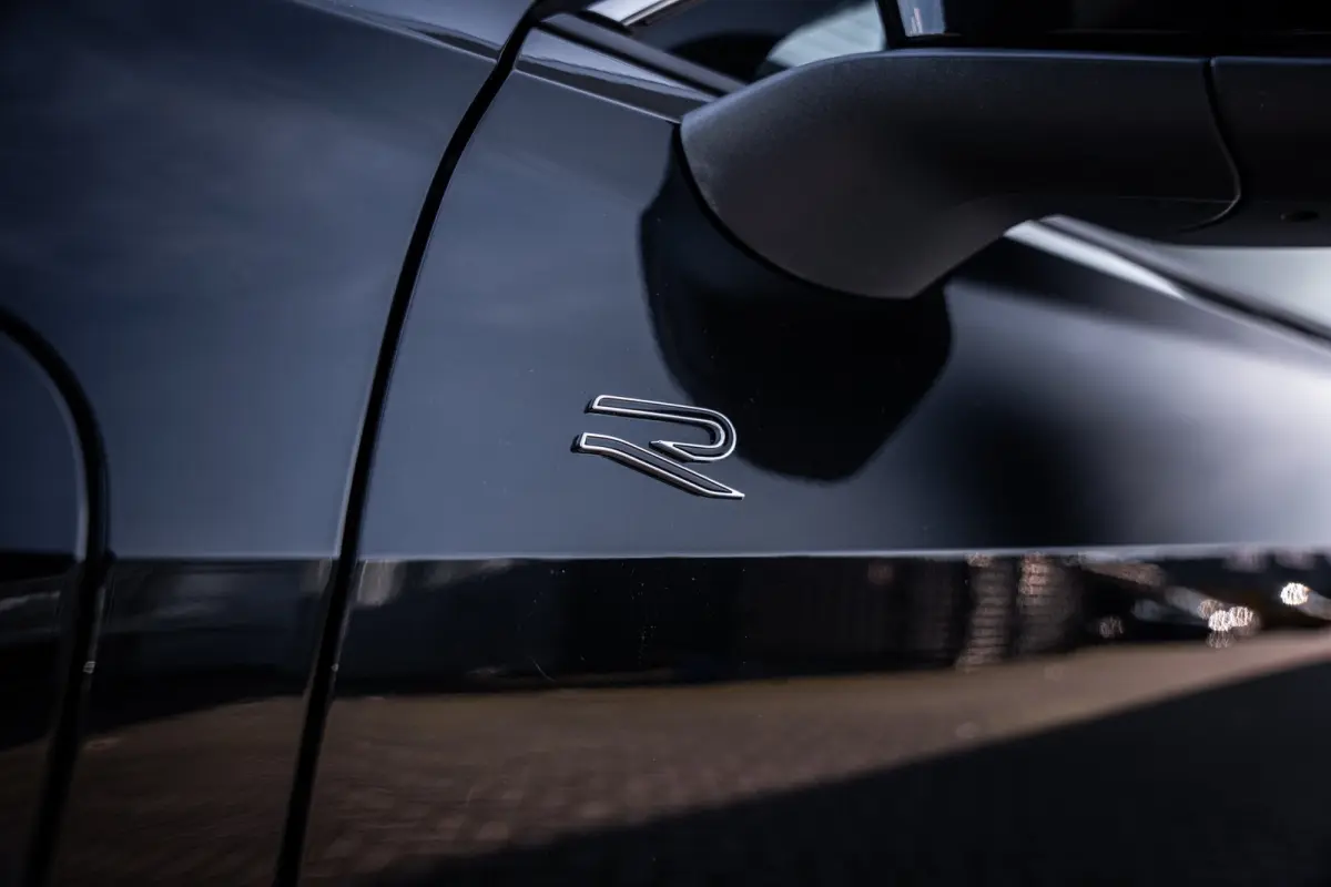1.5 eHybrid R-Line Edition | Elektrisch bedienbare achterklep met sensorsturing | Elektrisch glazen panorama-dak | Head-up display
