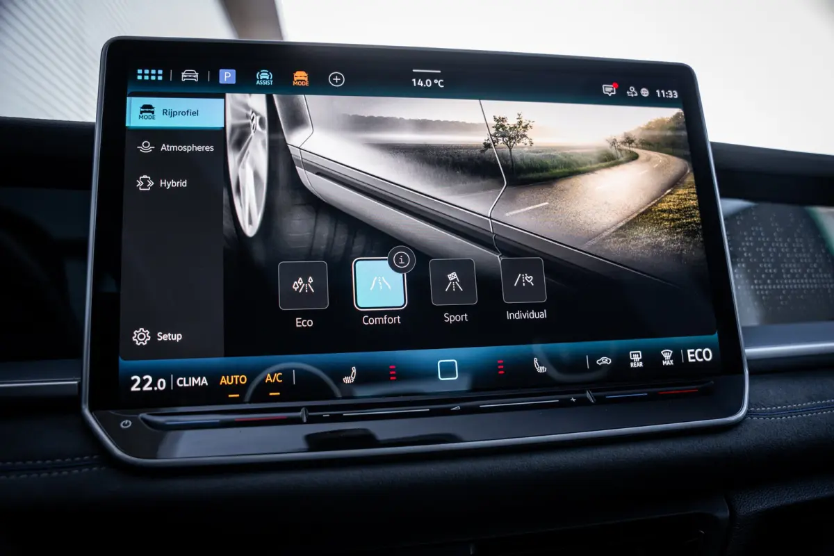 1.5 eHybrid R-Line Edition | Elektrisch bedienbare achterklep met sensorsturing | Elektrisch glazen panorama-dak | Head-up display