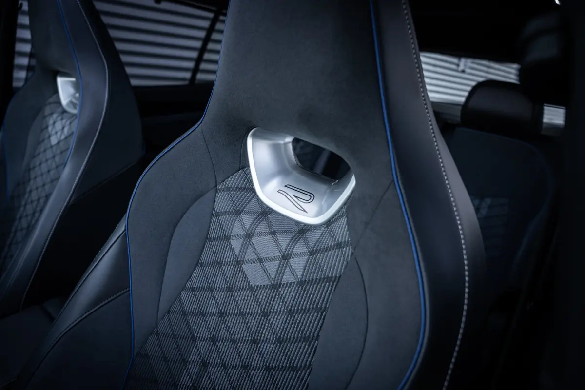 1.5 eHybrid R-Line Edition | Elektrisch bedienbare achterklep met sensorsturing | Elektrisch glazen panorama-dak | Head-up display