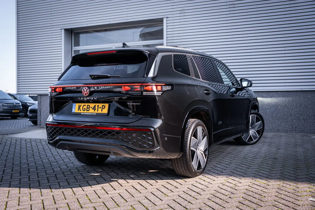 1.5 eHybrid R-Line Edition | Elektrisch bedienbare achterklep met sensorsturing | Elektrisch glazen panorama-dak | Head-up display