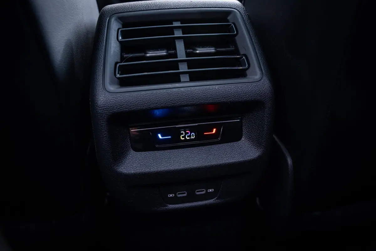 1.5 eHybrid R-Line Edition | Elektrisch bedienbare achterklep met sensorsturing | Elektrisch glazen panorama-dak | Head-up display