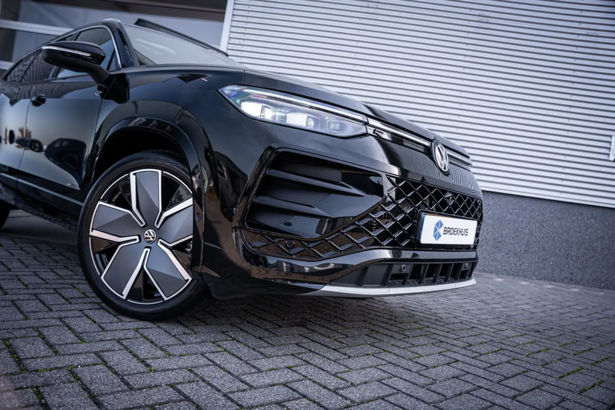 1.5 eHybrid R-Line Edition | Elektrisch bedienbare achterklep met sensorsturing | Elektrisch glazen panorama-dak | Head-up display