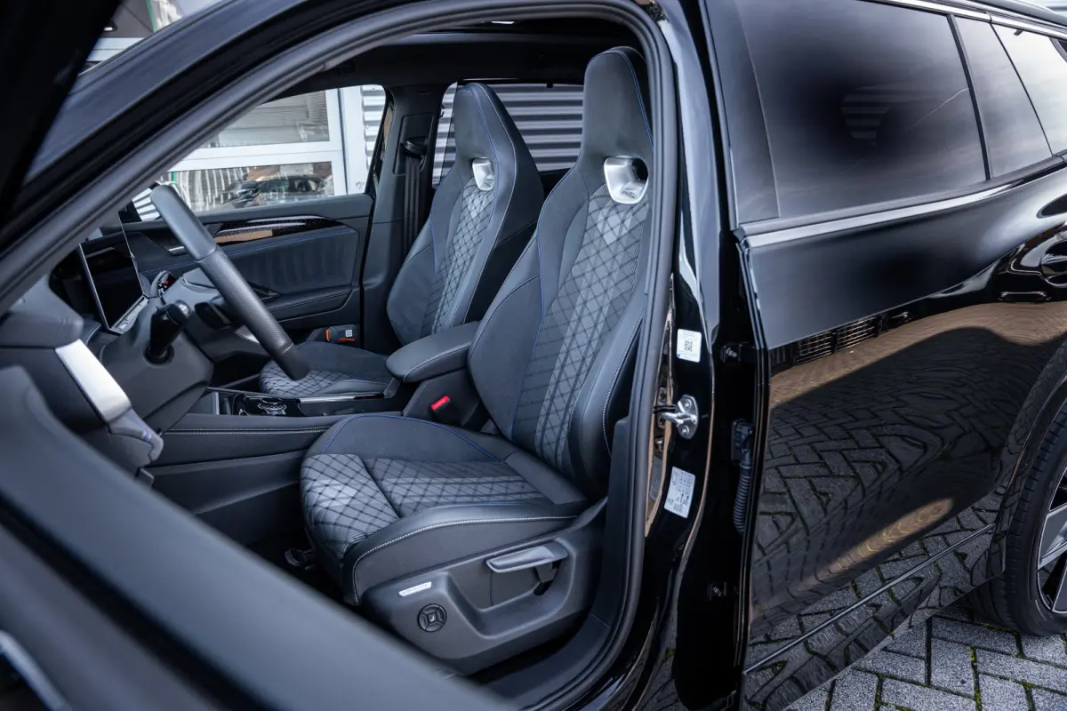 1.5 eHybrid R-Line Edition | Elektrisch bedienbare achterklep met sensorsturing | Elektrisch glazen panorama-dak | Head-up display
