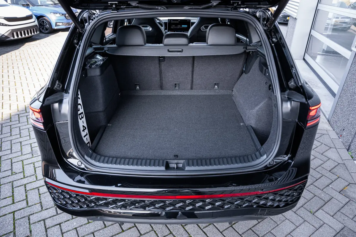 1.5 eHybrid R-Line Edition | Elektrisch bedienbare achterklep met sensorsturing | Elektrisch glazen panorama-dak | Head-up display