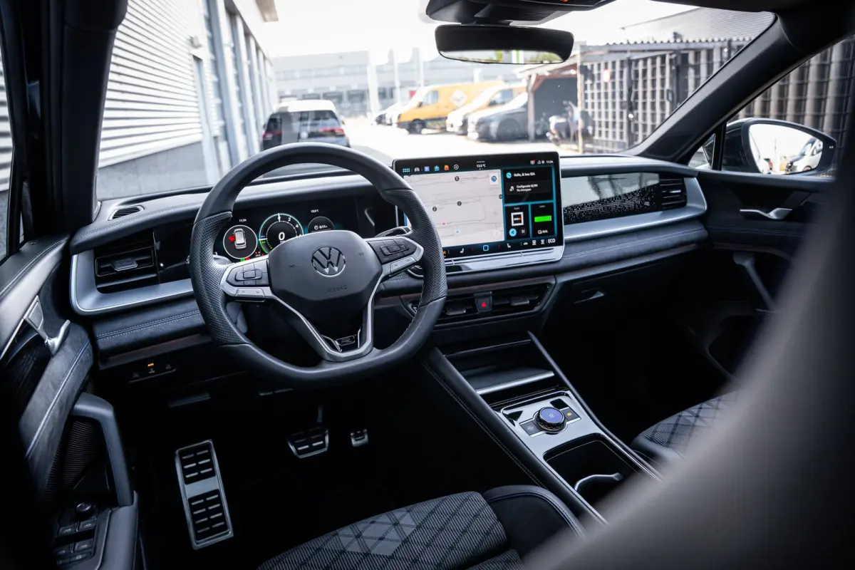 1.5 eHybrid R-Line Edition | Elektrisch bedienbare achterklep met sensorsturing | Elektrisch glazen panorama-dak | Head-up display