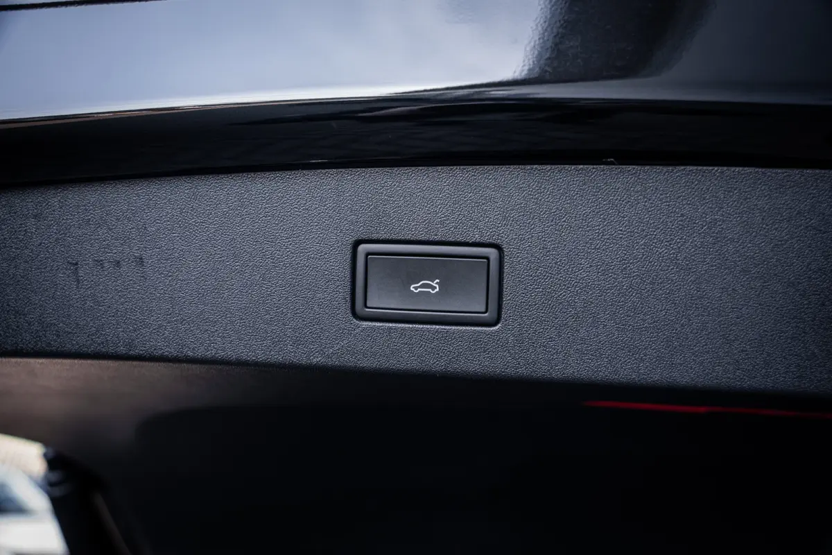 1.5 eHybrid R-Line Edition | Elektrisch bedienbare achterklep met sensorsturing | Elektrisch glazen panorama-dak | Head-up display