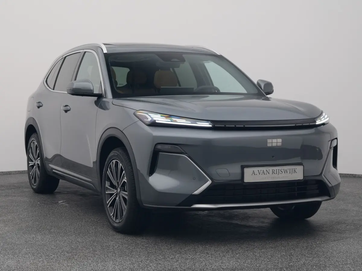 NEW | 1.5 Max+ | BRUIN LEDER | 136 KM ELEKTRISCH | PANO | HUD | ADAPTIVE | STOEL- EN STUURVERW. + VENT. + MASSAGE