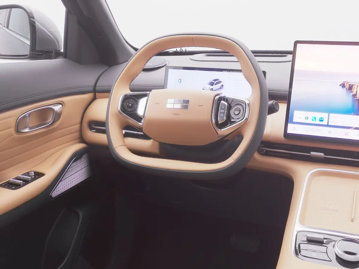 NEW | 1.5 Max+ | BRUIN LEDER | 136 KM ELEKTRISCH | PANO | HUD | ADAPTIVE | STOEL- EN STUURVERW. + VENT. + MASSAGE