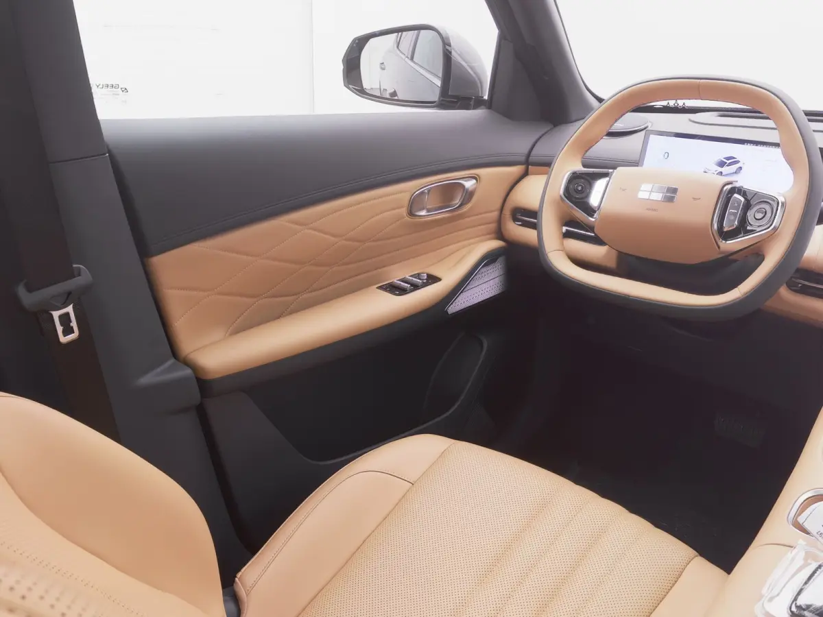 NEW | 1.5 Max+ | BRUIN LEDER | 136 KM ELEKTRISCH | PANO | HUD | ADAPTIVE | STOEL- EN STUURVERW. + VENT. + MASSAGE