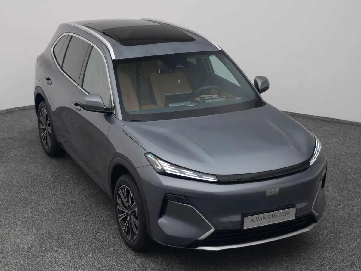 NEW | 1.5 Max+ | BRUIN LEDER | 136 KM ELEKTRISCH | PANO | HUD | ADAPTIVE | STOEL- EN STUURVERW. + VENT. + MASSAGE