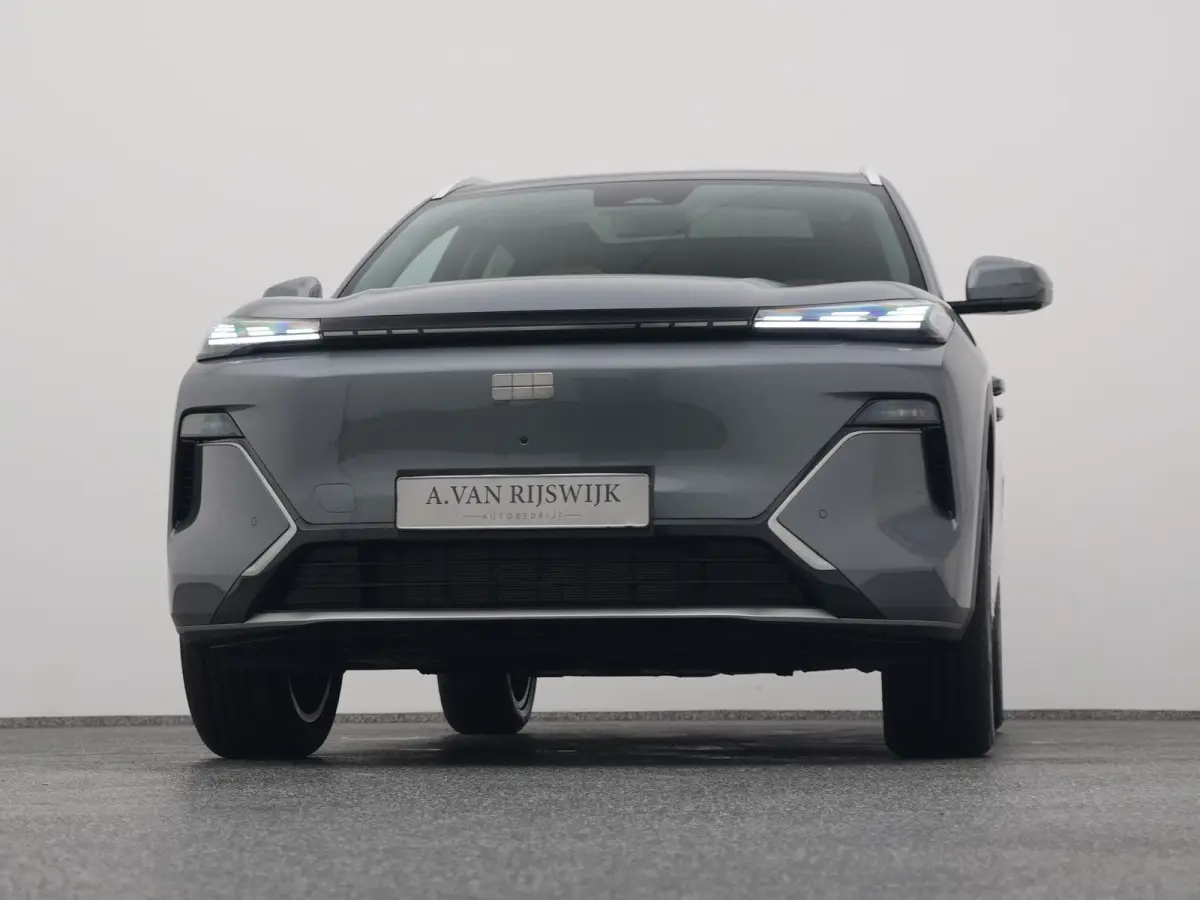 NEW | 1.5 Max+ | BRUIN LEDER | 136 KM ELEKTRISCH | PANO | HUD | ADAPTIVE | STOEL- EN STUURVERW. + VENT. + MASSAGE
