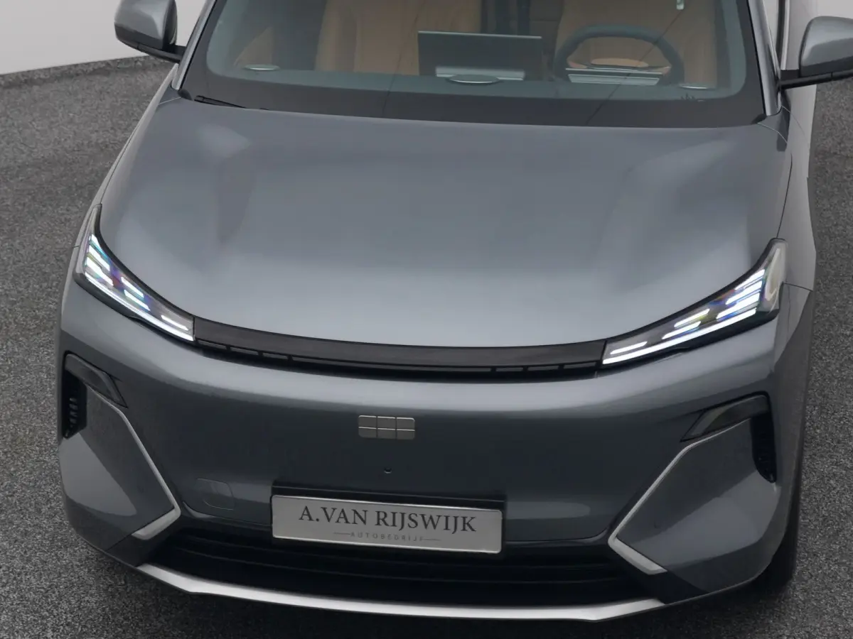NEW | 1.5 Max+ | BRUIN LEDER | 136 KM ELEKTRISCH | PANO | HUD | ADAPTIVE | STOEL- EN STUURVERW. + VENT. + MASSAGE