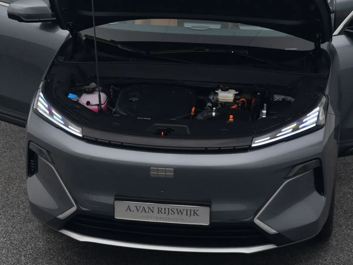 NEW | 1.5 Max+ | BRUIN LEDER | 136 KM ELEKTRISCH | PANO | HUD | ADAPTIVE | STOEL- EN STUURVERW. + VENT. + MASSAGE