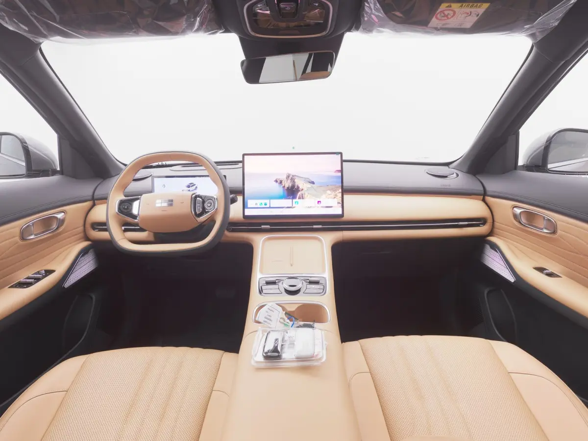 NEW | 1.5 Max+ | BRUIN LEDER | 136 KM ELEKTRISCH | PANO | HUD | ADAPTIVE | STOEL- EN STUURVERW. + VENT. + MASSAGE