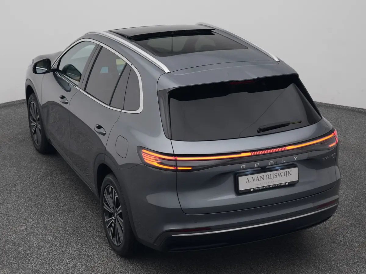 NEW | 1.5 Max+ | BRUIN LEDER | 136 KM ELEKTRISCH | PANO | HUD | ADAPTIVE | STOEL- EN STUURVERW. + VENT. + MASSAGE