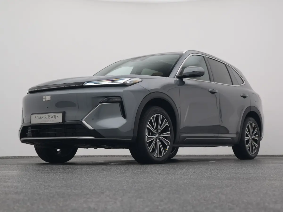 NEW | 1.5 Max+ | BRUIN LEDER | 136 KM ELEKTRISCH | PANO | HUD | ADAPTIVE | STOEL- EN STUURVERW. + VENT. + MASSAGE