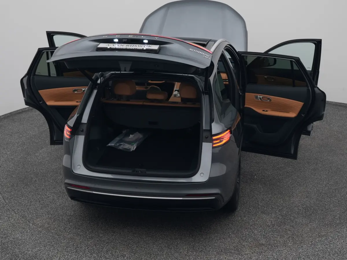 NEW | 1.5 Max+ | BRUIN LEDER | 136 KM ELEKTRISCH | PANO | HUD | ADAPTIVE | STOEL- EN STUURVERW. + VENT. + MASSAGE