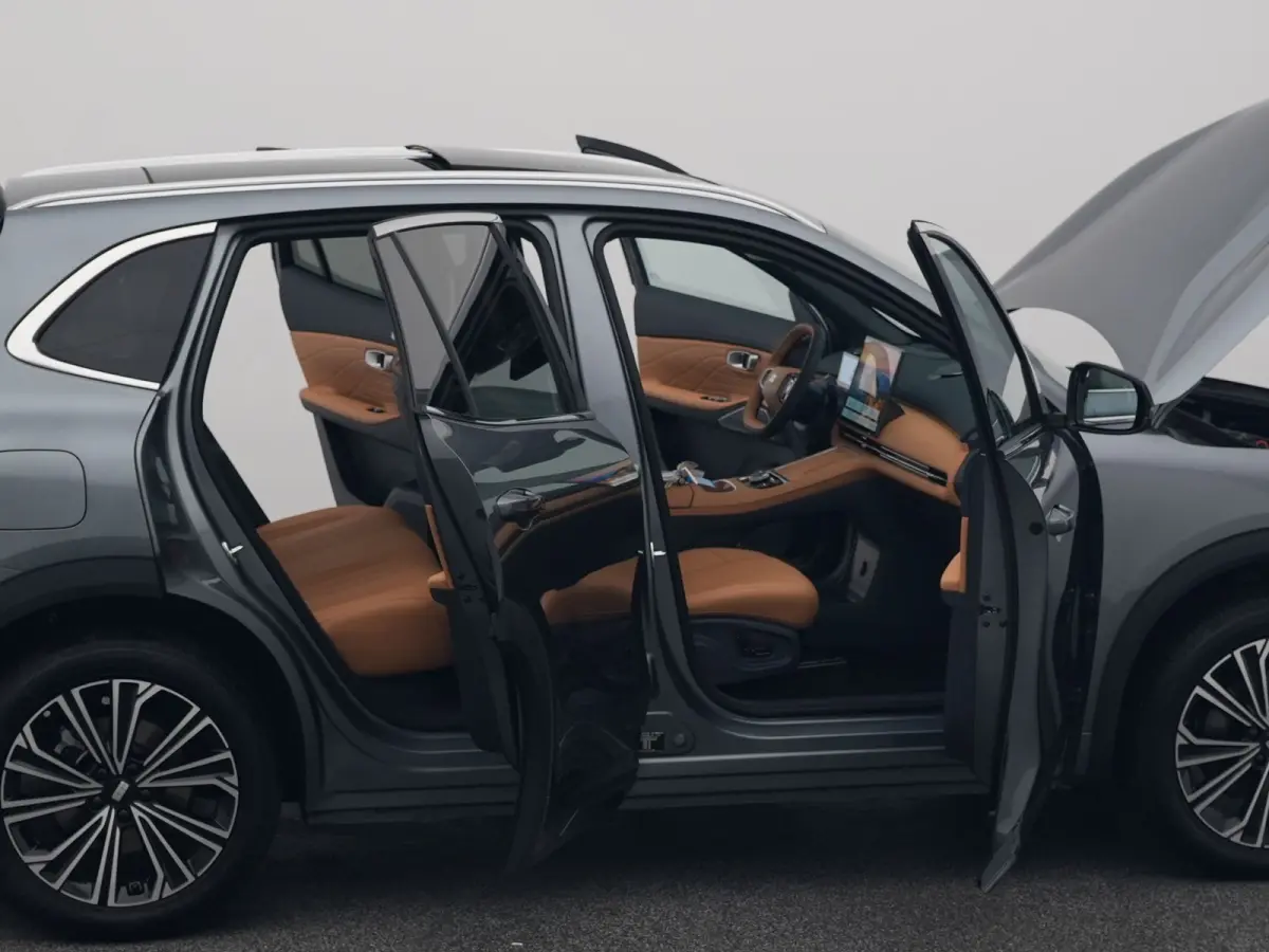 NEW | 1.5 Max+ | BRUIN LEDER | 136 KM ELEKTRISCH | PANO | HUD | ADAPTIVE | STOEL- EN STUURVERW. + VENT. + MASSAGE