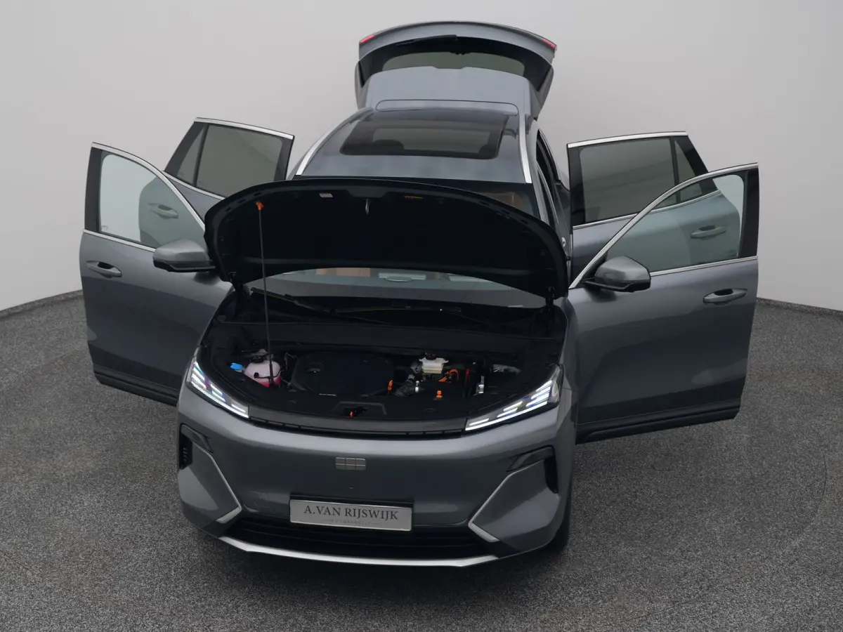 NEW | 1.5 Max+ | BRUIN LEDER | 136 KM ELEKTRISCH | PANO | HUD | ADAPTIVE | STOEL- EN STUURVERW. + VENT. + MASSAGE
