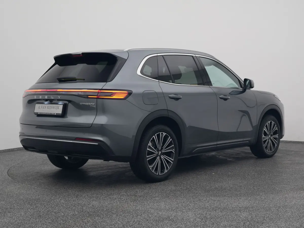 NEW | 1.5 Max+ | BRUIN LEDER | 136 KM ELEKTRISCH | PANO | HUD | ADAPTIVE | STOEL- EN STUURVERW. + VENT. + MASSAGE