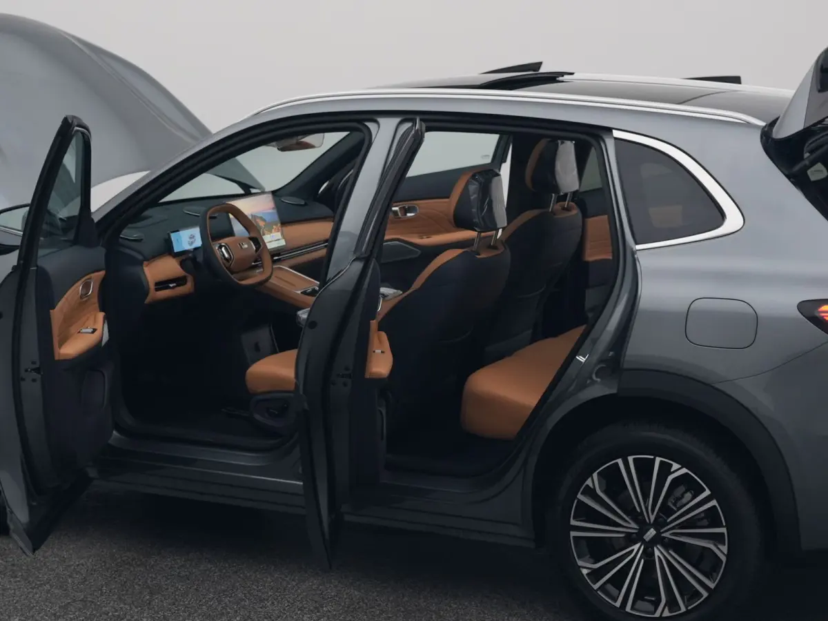 NEW | 1.5 Max+ | BRUIN LEDER | 136 KM ELEKTRISCH | PANO | HUD | ADAPTIVE | STOEL- EN STUURVERW. + VENT. + MASSAGE