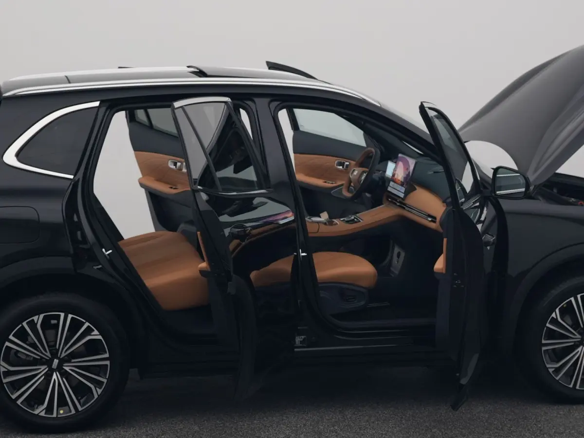 NEW | 1.5 Max+ | BRUIN LEDER | 136 KM ELEKTRISCH | PANO | HUD | ADAPTIVE | STOEL- EN STUURVERW. + VENT. + MASSAGE