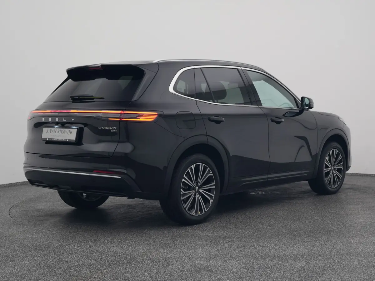 NEW | 1.5 Max+ | BRUIN LEDER | 136 KM ELEKTRISCH | PANO | HUD | ADAPTIVE | STOEL- EN STUURVERW. + VENT. + MASSAGE