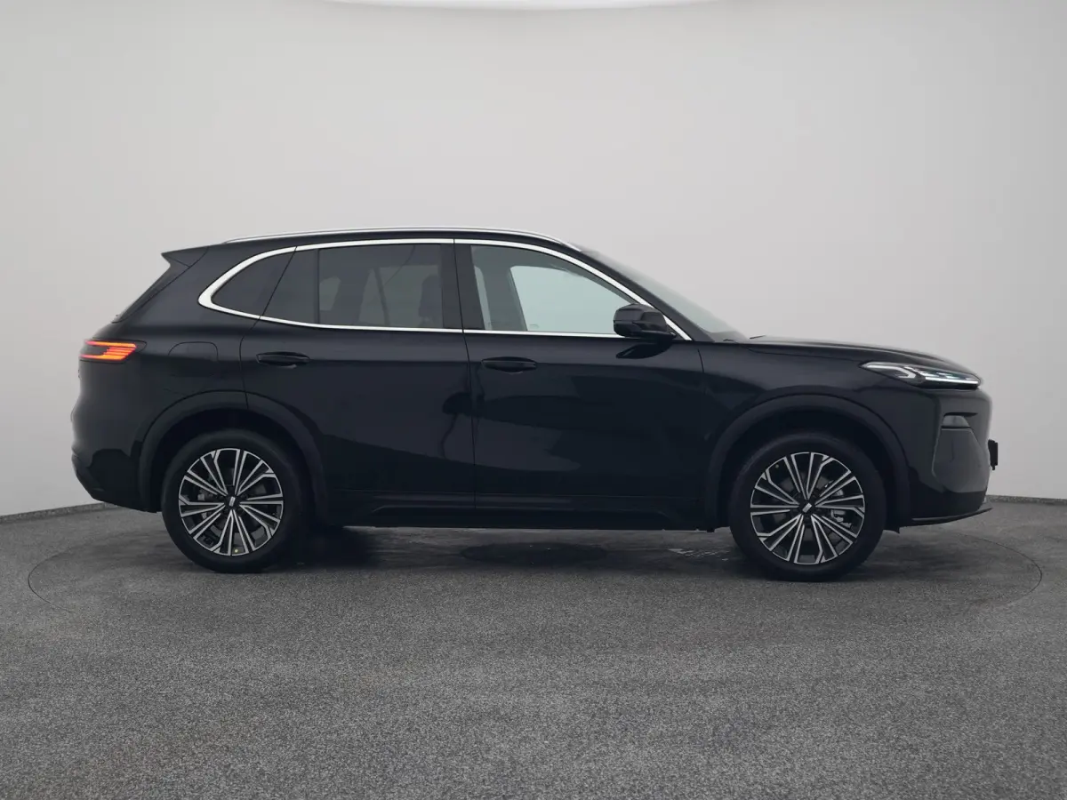 NEW | 1.5 Max+ | BRUIN LEDER | 136 KM ELEKTRISCH | PANO | HUD | ADAPTIVE | STOEL- EN STUURVERW. + VENT. + MASSAGE