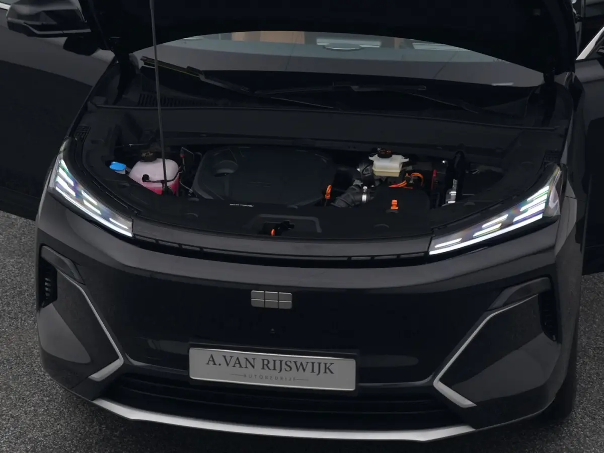 NEW | 1.5 Max+ | BRUIN LEDER | 136 KM ELEKTRISCH | PANO | HUD | ADAPTIVE | STOEL- EN STUURVERW. + VENT. + MASSAGE