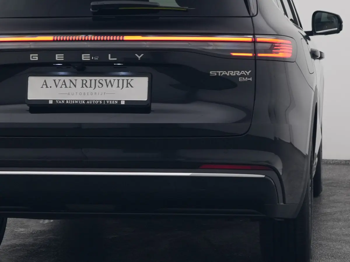 NEW | 1.5 Max+ | BRUIN LEDER | 136 KM ELEKTRISCH | PANO | HUD | ADAPTIVE | STOEL- EN STUURVERW. + VENT. + MASSAGE