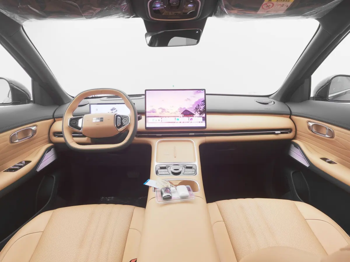 NEW | 1.5 Max+ | BRUIN LEDER | 136 KM ELEKTRISCH | PANO | HUD | ADAPTIVE | STOEL- EN STUURVERW. + VENT. + MASSAGE