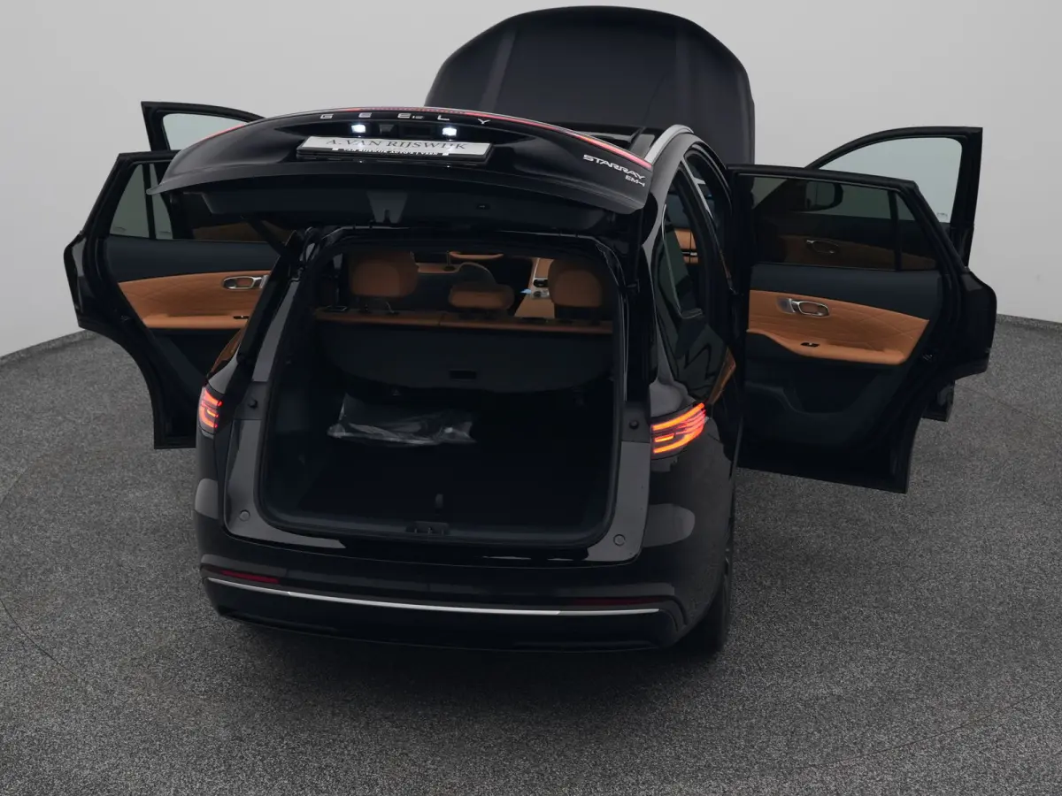 NEW | 1.5 Max+ | BRUIN LEDER | 136 KM ELEKTRISCH | PANO | HUD | ADAPTIVE | STOEL- EN STUURVERW. + VENT. + MASSAGE