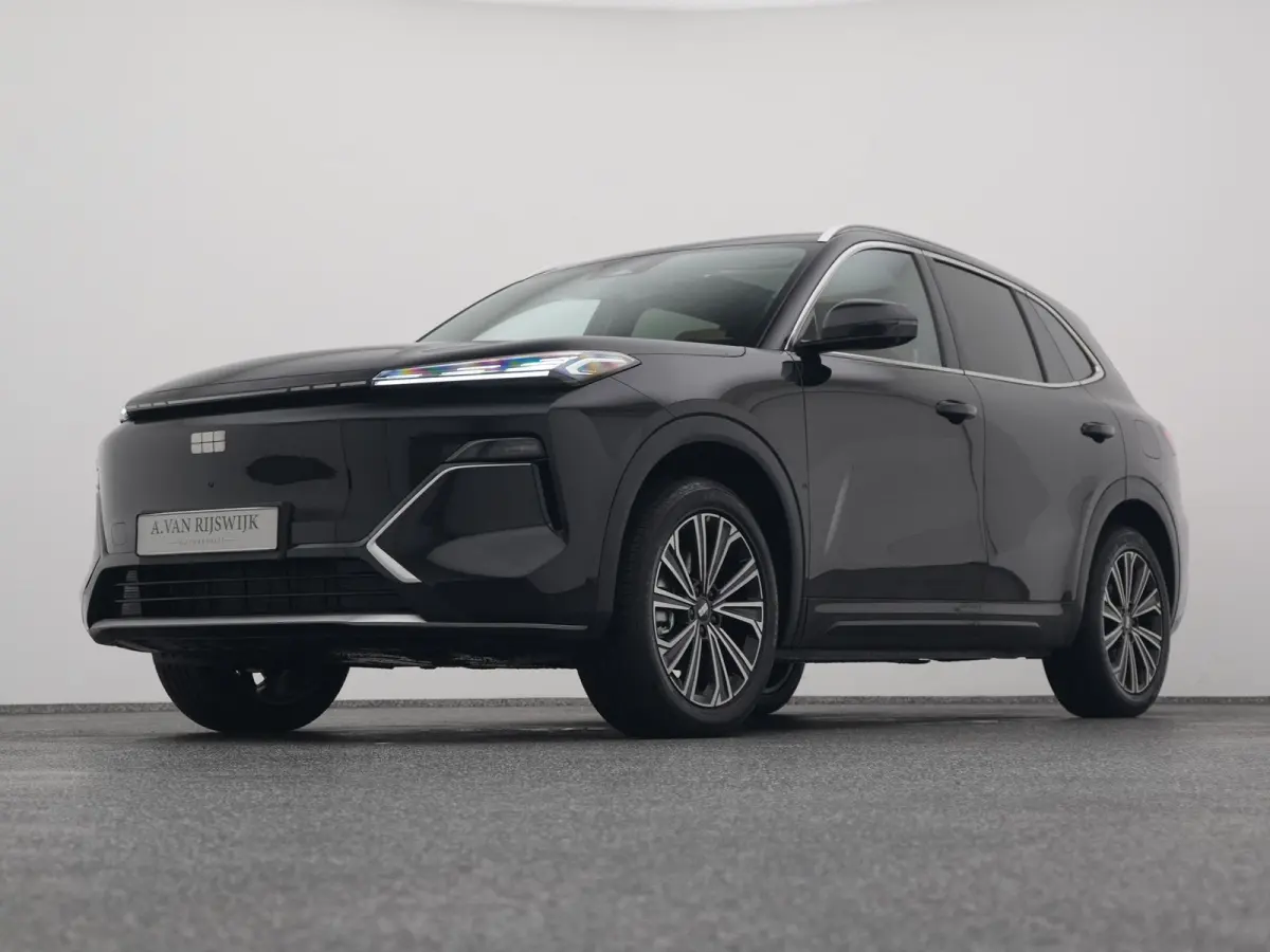 NEW | 1.5 Max+ | BRUIN LEDER | 136 KM ELEKTRISCH | PANO | HUD | ADAPTIVE | STOEL- EN STUURVERW. + VENT. + MASSAGE