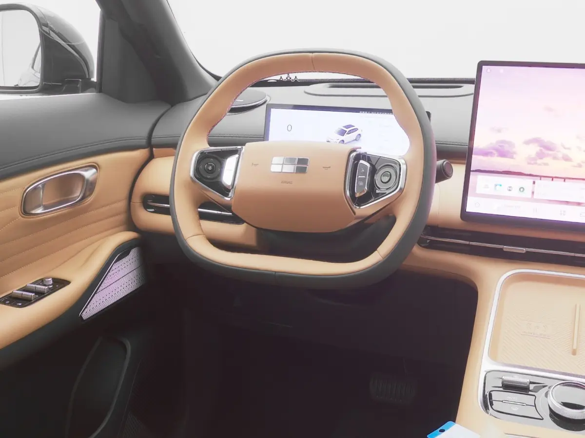 NEW | 1.5 Max+ | BRUIN LEDER | 136 KM ELEKTRISCH | PANO | HUD | ADAPTIVE | STOEL- EN STUURVERW. + VENT. + MASSAGE