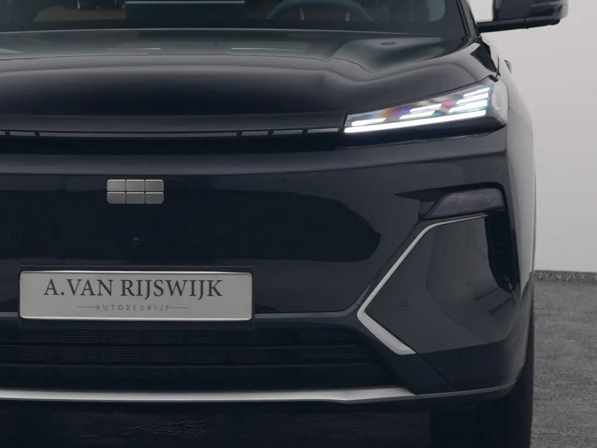 NEW | 1.5 Max+ | BRUIN LEDER | 136 KM ELEKTRISCH | PANO | HUD | ADAPTIVE | STOEL- EN STUURVERW. + VENT. + MASSAGE