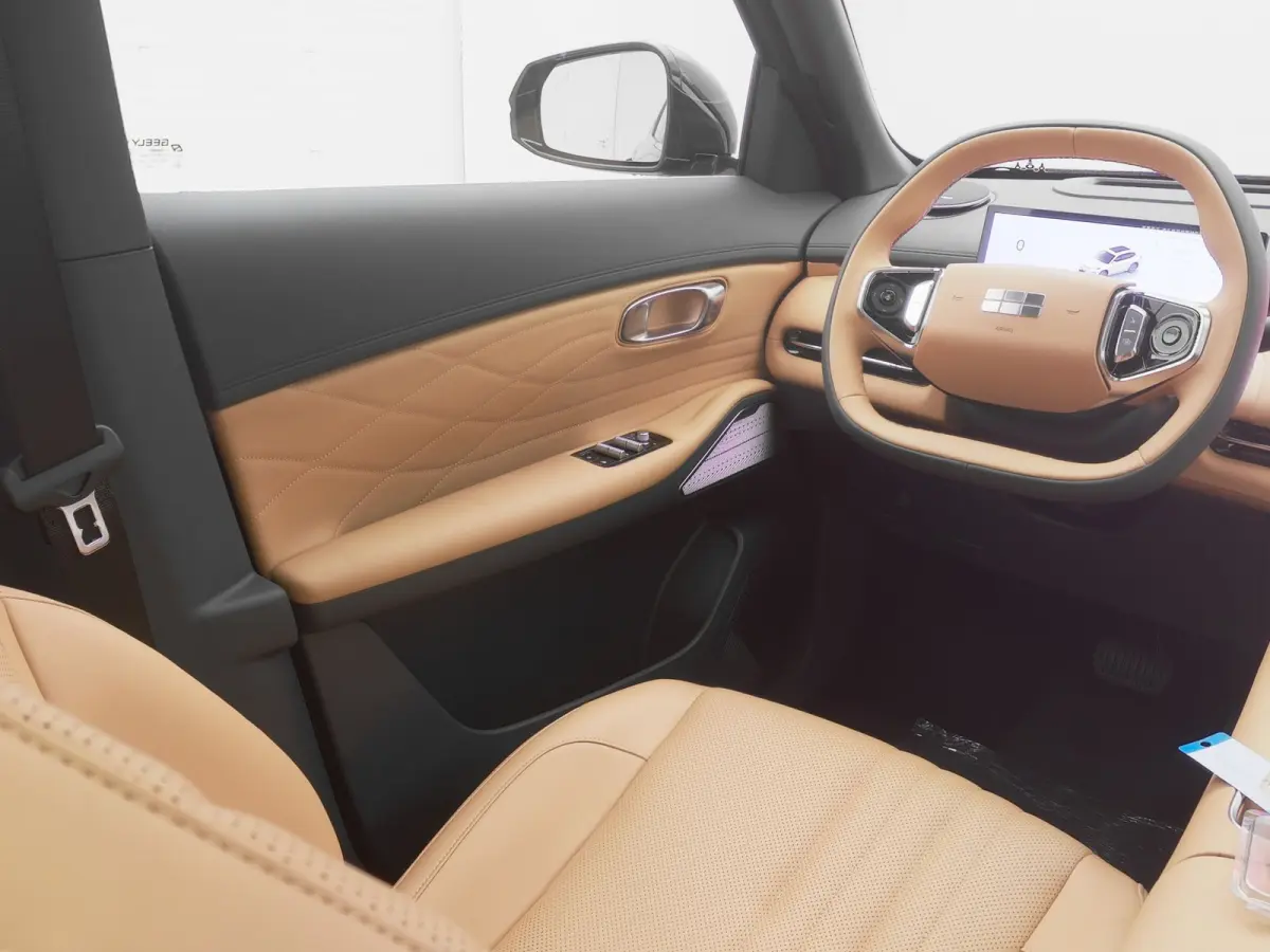 NEW | 1.5 Max+ | BRUIN LEDER | 136 KM ELEKTRISCH | PANO | HUD | ADAPTIVE | STOEL- EN STUURVERW. + VENT. + MASSAGE