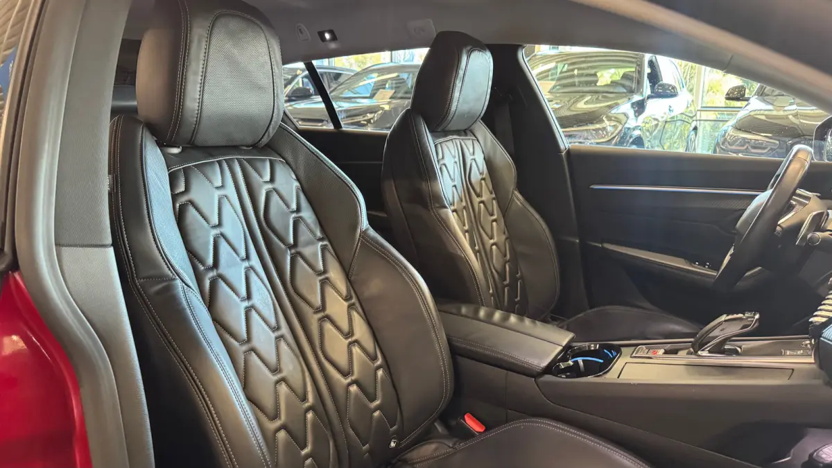 2.0 BLUEHDI 160PK BLUE LEASE GT-LINE AUTOMAAT / NAVI / LEDER / FULL-LED / 19" LMV / CAMERA / KEYLESS / APPLE CARPLAY / FOCAL AUDIO / TREKHAAK / ADAPT. CRUISECONTROL / UNIEK !!