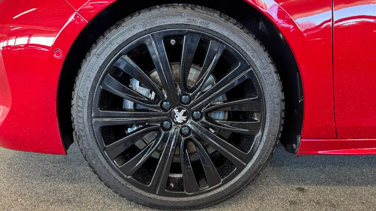 2.0 BLUEHDI 160PK BLUE LEASE GT-LINE AUTOMAAT / NAVI / LEDER / FULL-LED / 19" LMV / CAMERA / KEYLESS / APPLE CARPLAY / FOCAL AUDIO / TREKHAAK / ADAPT. CRUISECONTROL / UNIEK !!