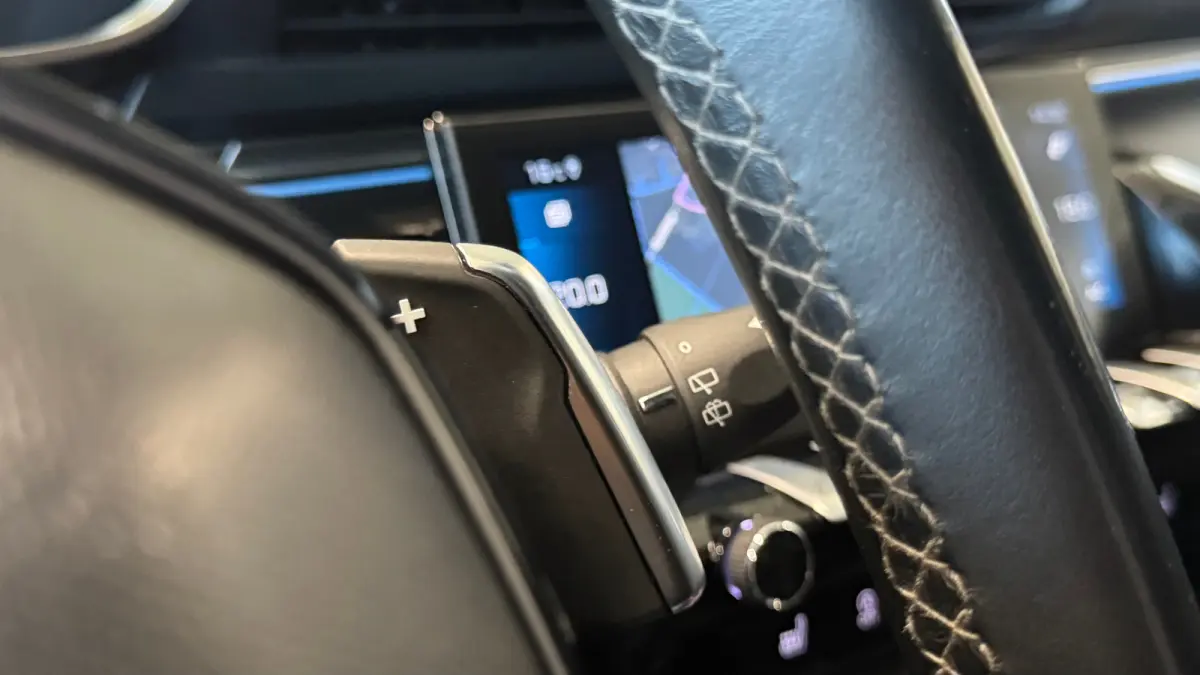 2.0 BLUEHDI 160PK BLUE LEASE GT-LINE AUTOMAAT / NAVI / LEDER / FULL-LED / 19" LMV / CAMERA / KEYLESS / APPLE CARPLAY / FOCAL AUDIO / TREKHAAK / ADAPT. CRUISECONTROL / UNIEK !!