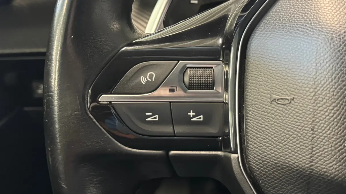 2.0 BLUEHDI 160PK BLUE LEASE GT-LINE AUTOMAAT / NAVI / LEDER / FULL-LED / 19" LMV / CAMERA / KEYLESS / APPLE CARPLAY / FOCAL AUDIO / TREKHAAK / ADAPT. CRUISECONTROL / UNIEK !!