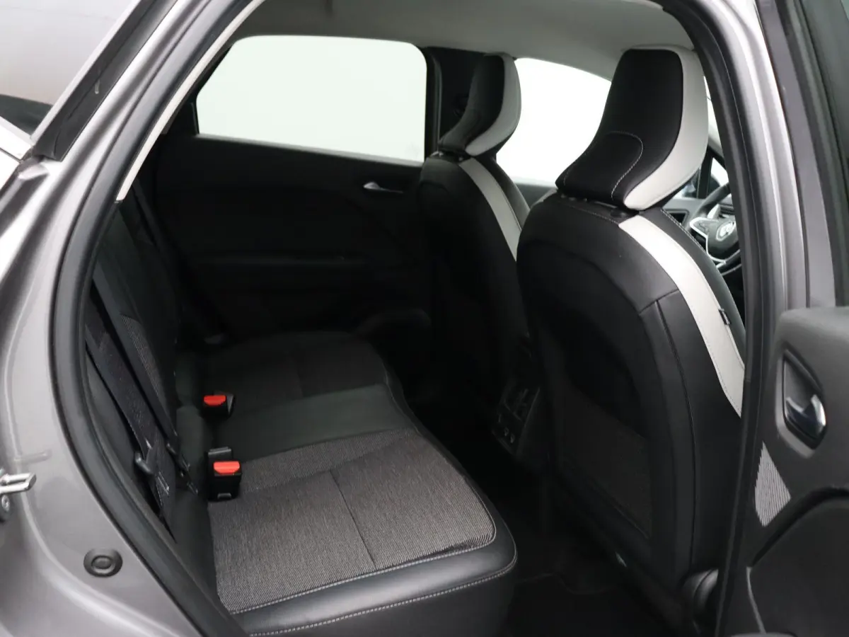 1.6 E-Tech Hybrid 145 Techno | Achteruitrijcamera | Climate Control | Parkeersensoren Voor en Achter | All season banden |