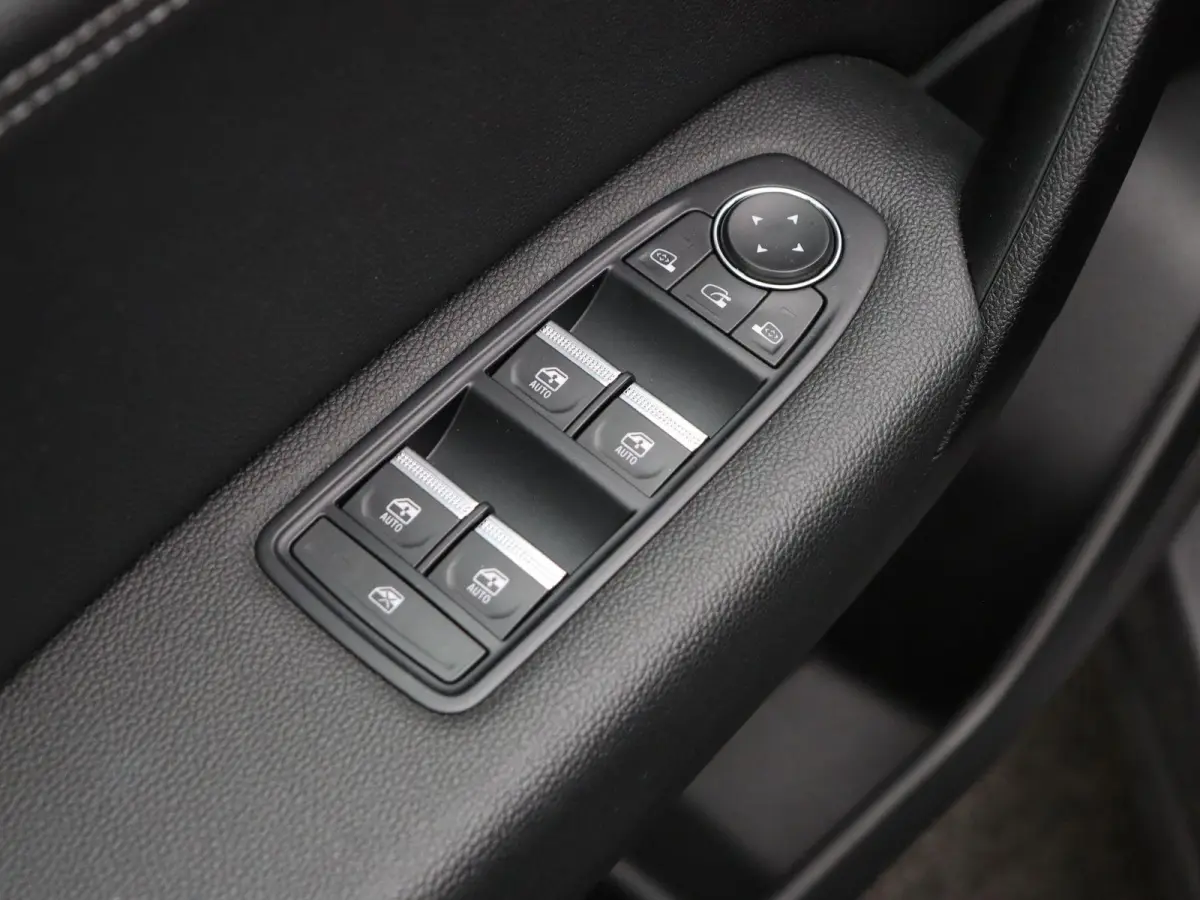1.6 E-Tech Hybrid 145 Techno | Achteruitrijcamera | Climate Control | Parkeersensoren Voor en Achter | All season banden |