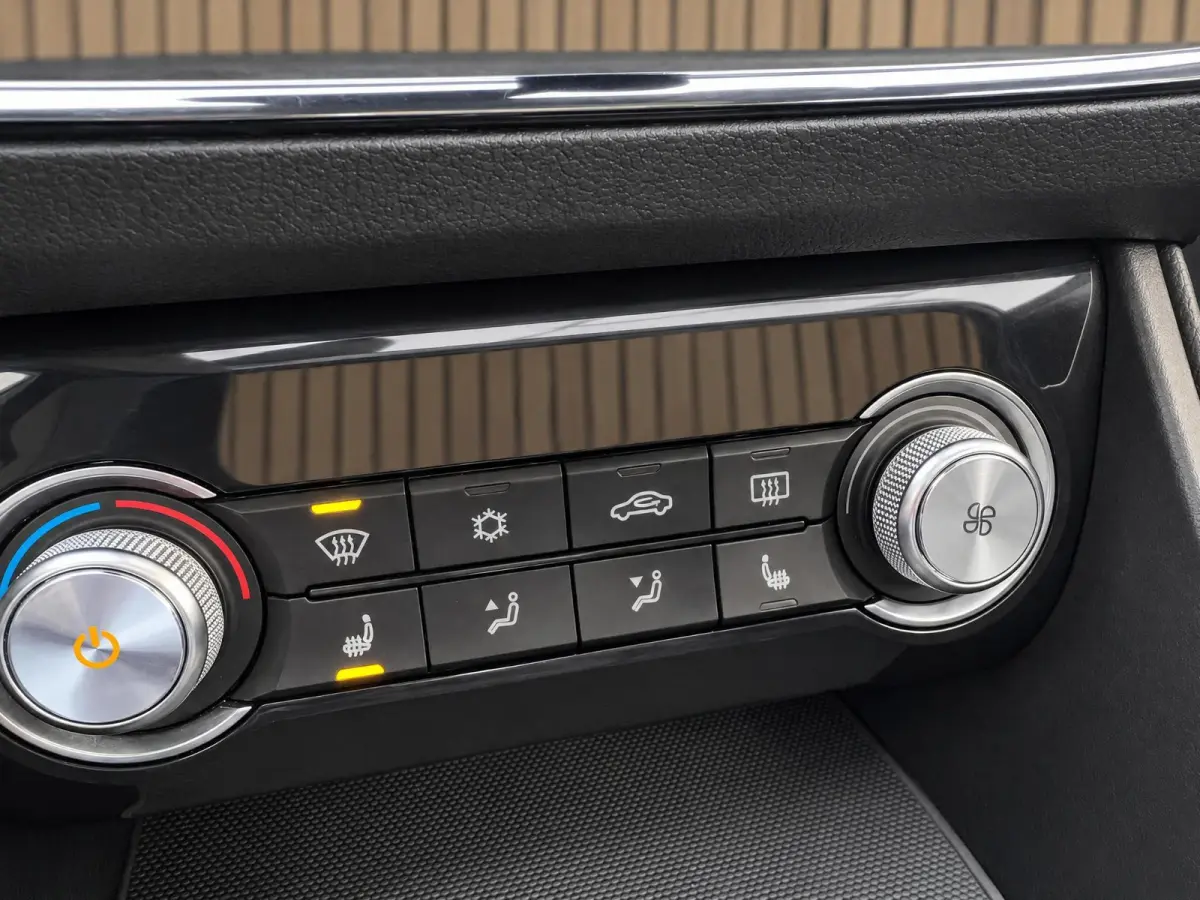 MG Luxury 45 kWh SOH 91% | Navigatie | Schuifkanteldak | ACC | Leder interieur | Stoelverwarming |